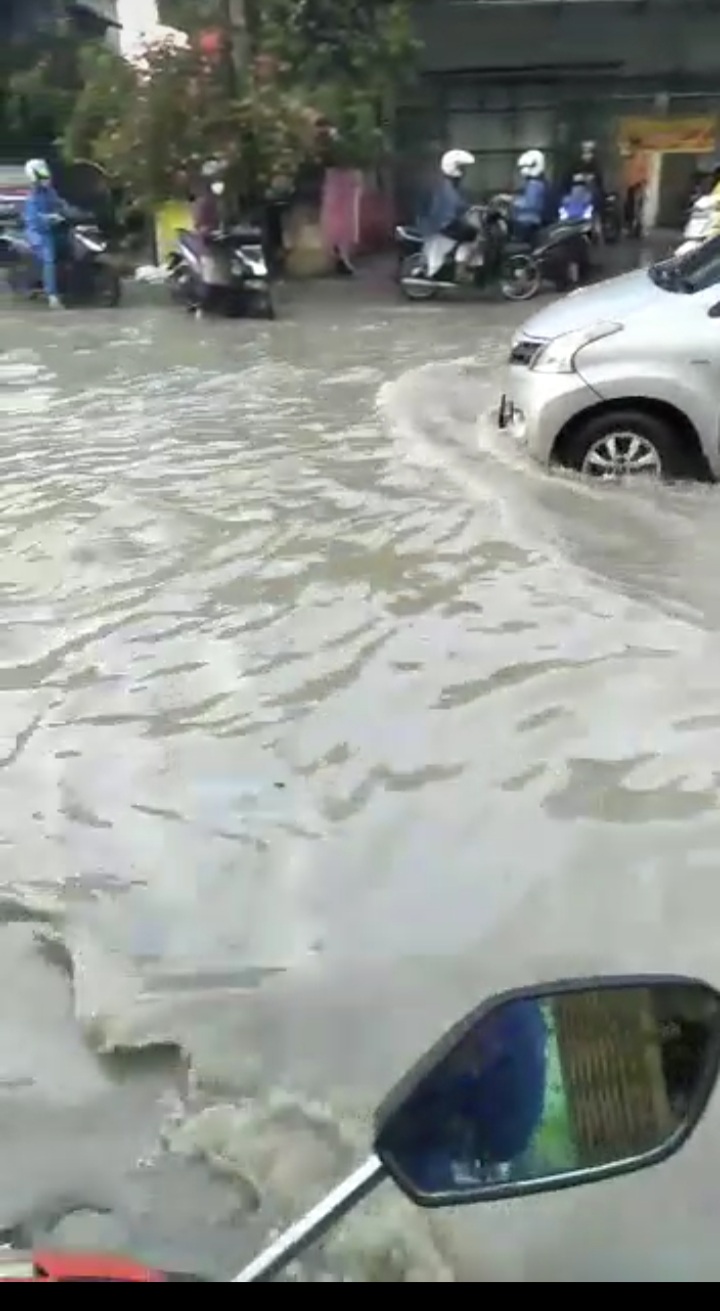 Untuk Kesekian Kalinya Hujan Turun Kurang dari Satu Jam, Banjir Langsung Genangi Jalan dan Rumah Warga di Mamuju